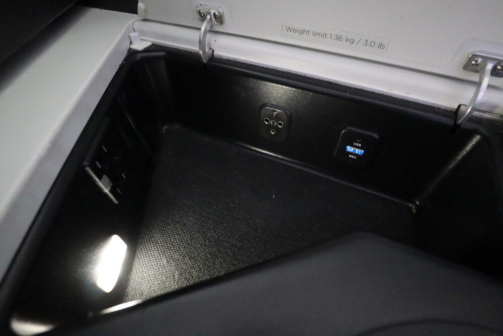 Virgin Australia business class – USB and power ports