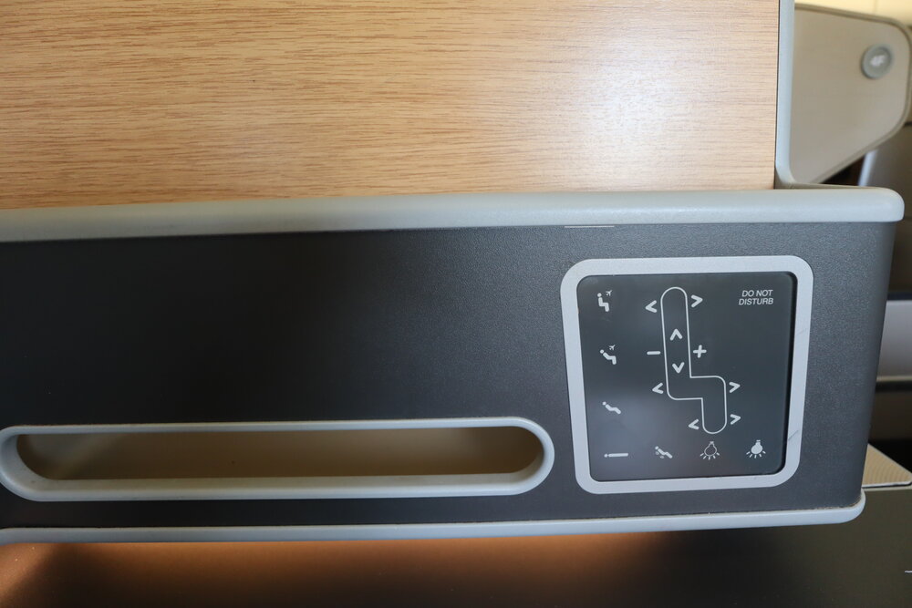 Qantas business class – Seat controls