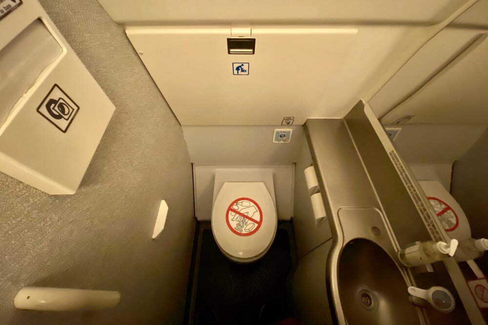 Air Canada Jetz A319 – Restroom