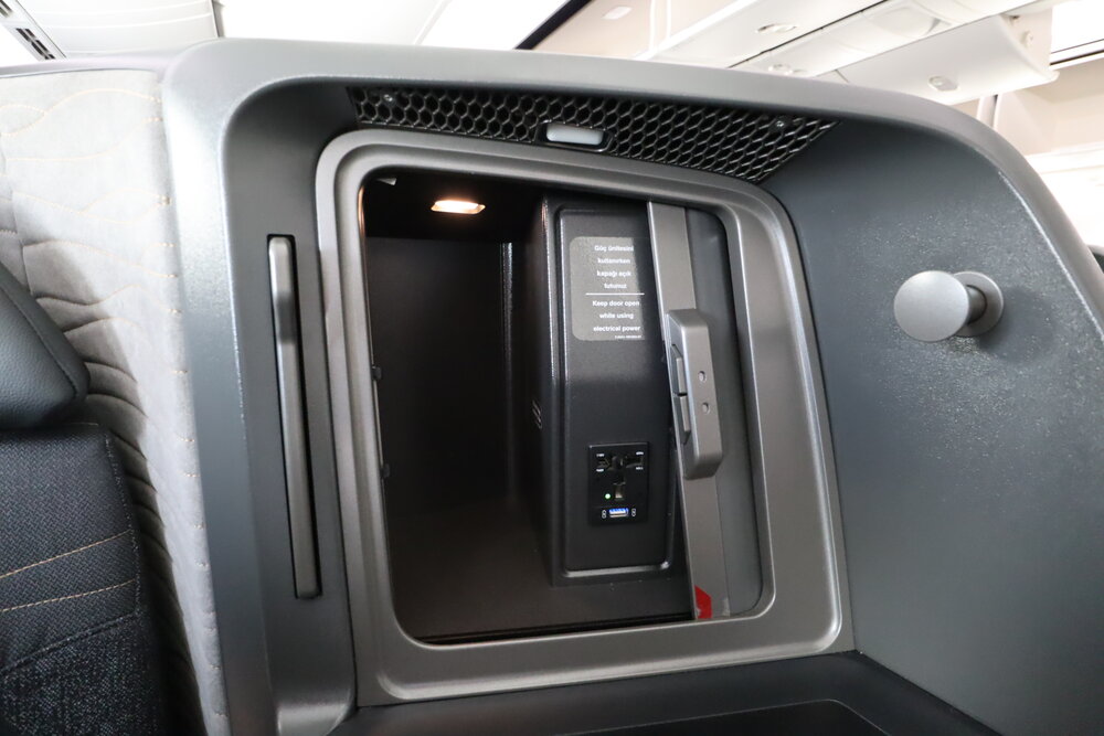 Turkish Airlines 787 business class – Storage compartment