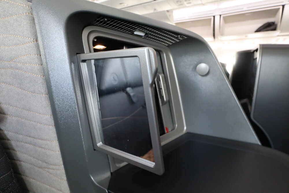 Turkish Airlines 787 business class – Pull-out mirror