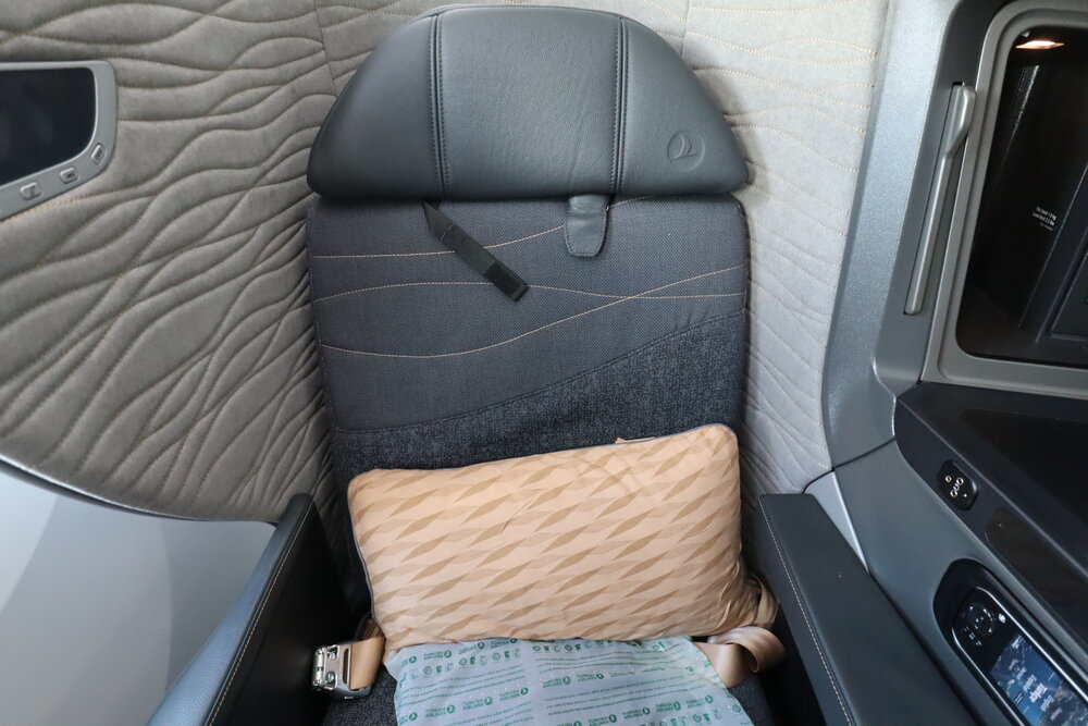 Turkish Airlines 787 business class – Three-point seat belt strap