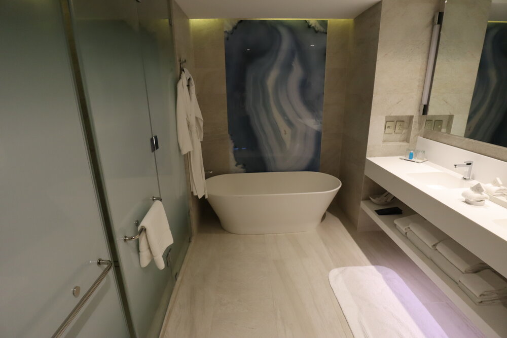 JW Marriott Cancún Resort &amp; Spa – Caribbean Suite bathroom