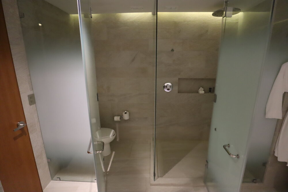 JW Marriott Cancún Resort &amp; Spa – Caribbean Suite shower and toilet