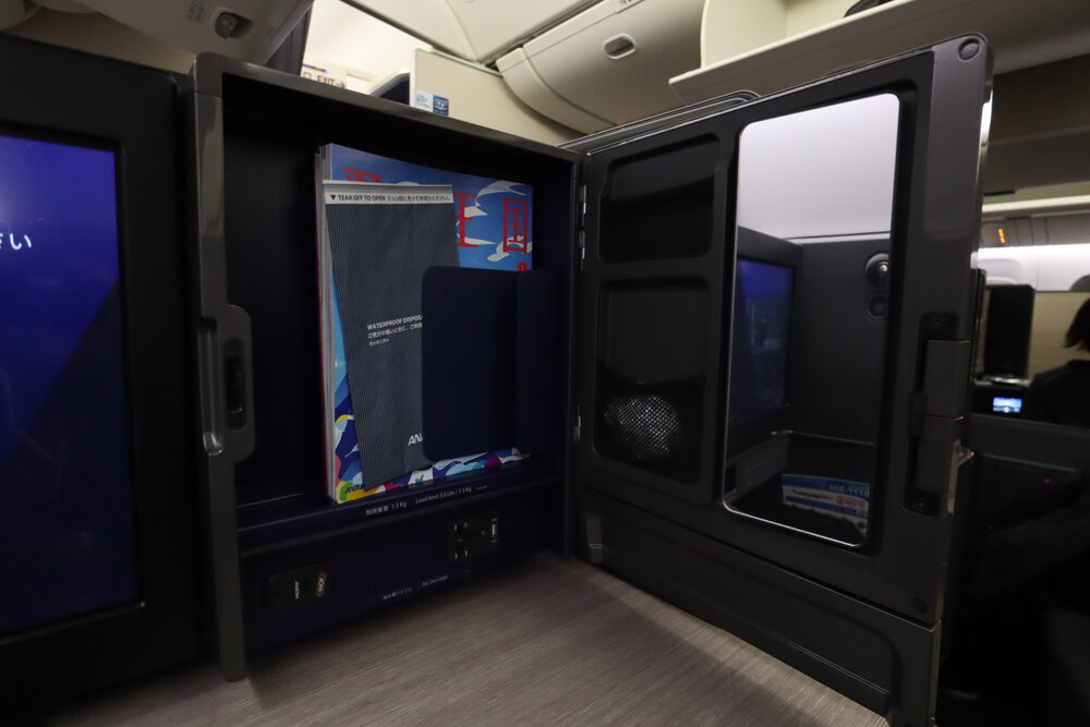 ANA 777 new business class – Storage compartment