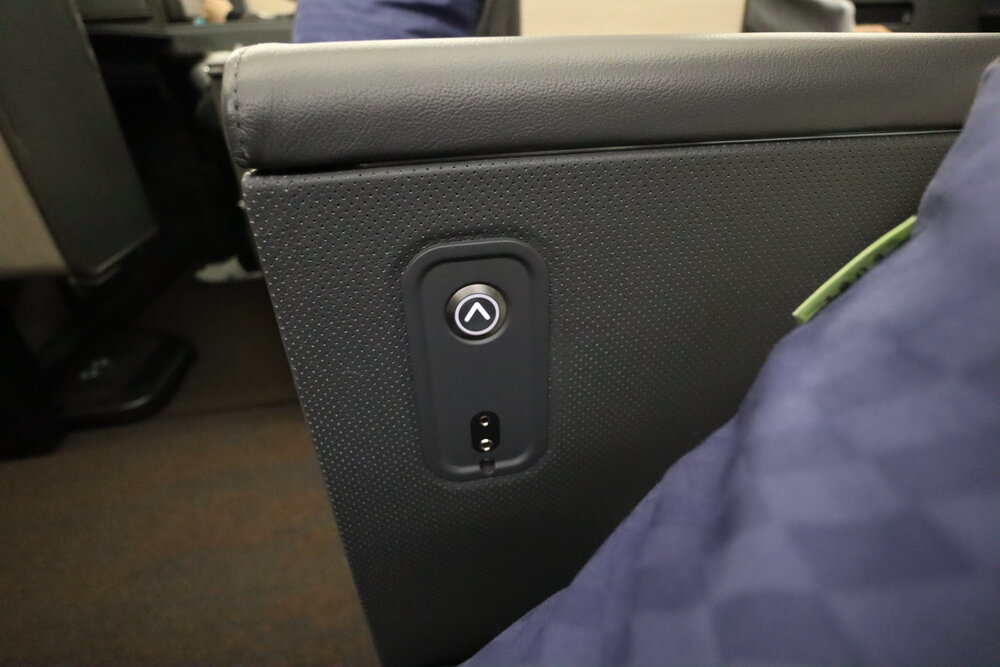 ANA 777 new business class – Half-door button