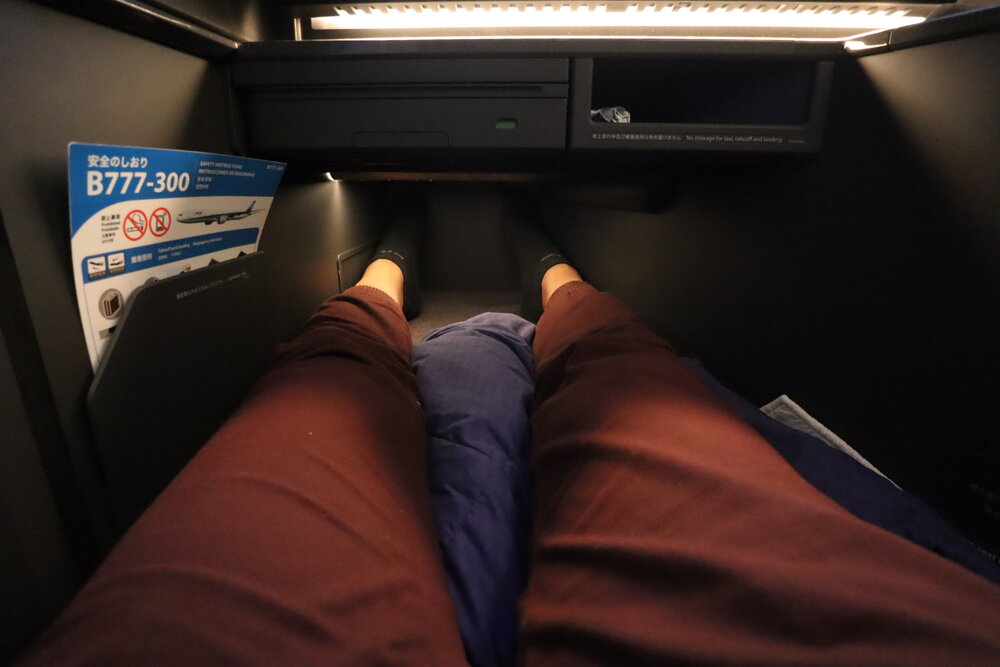 ANA 777 new business class – Footwell