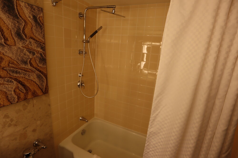 Westin Nova Scotian – Corner Room shower and bathtub