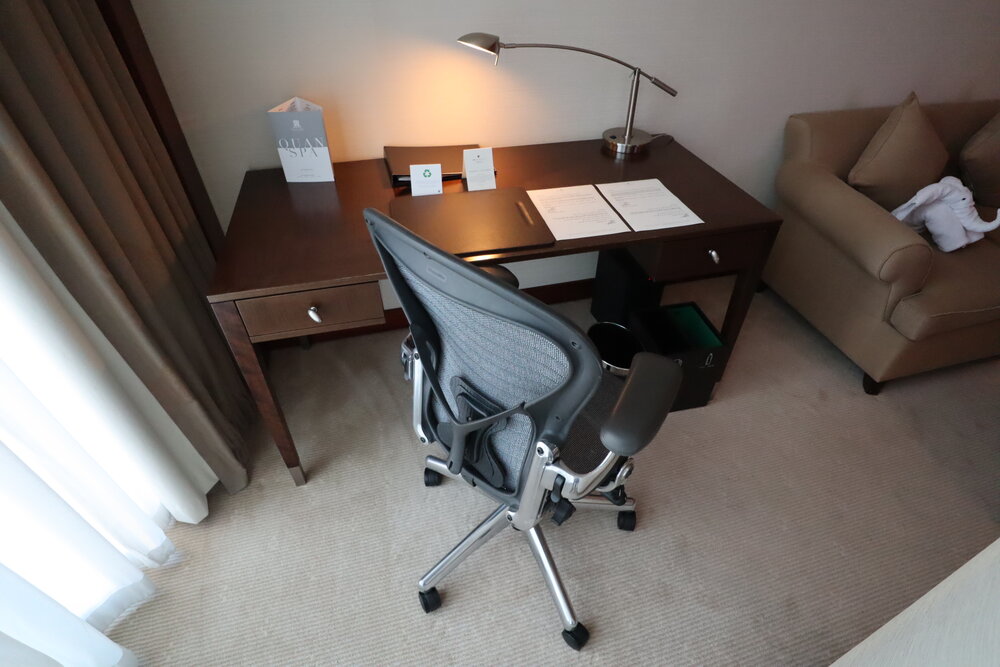 JW Marriott Marquis Doha City Center – Deluxe King Suite desk