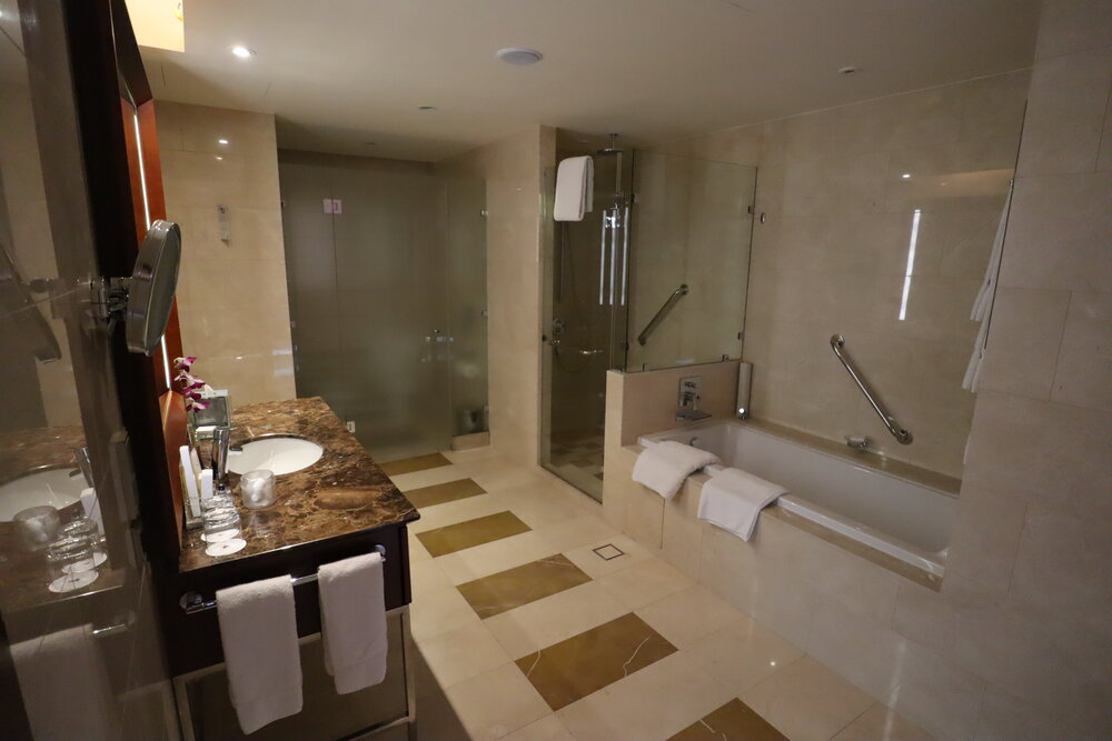 JW Marriott Marquis Doha City Center – Deluxe King Suite bathroom