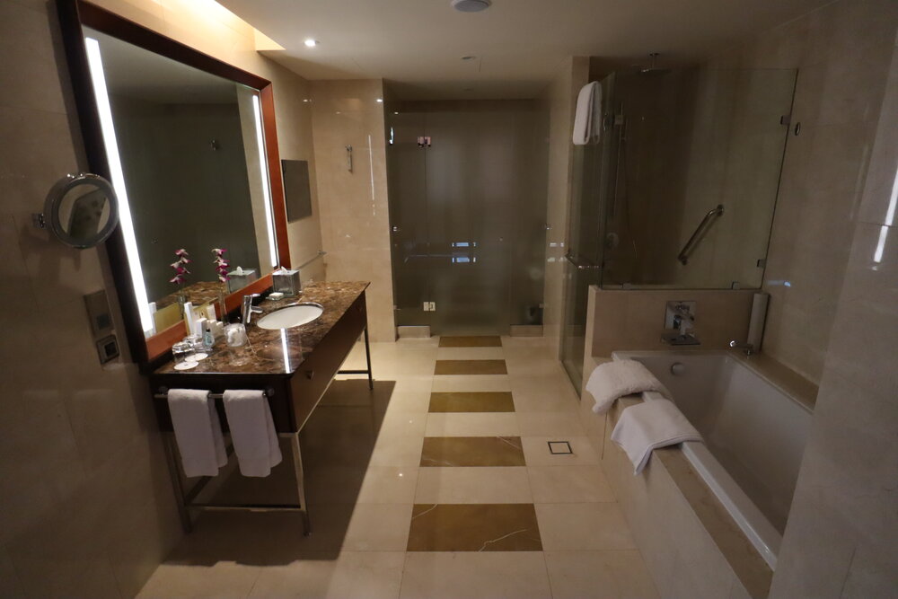 JW Marriott Marquis Doha City Center – Deluxe King Suite bathroom