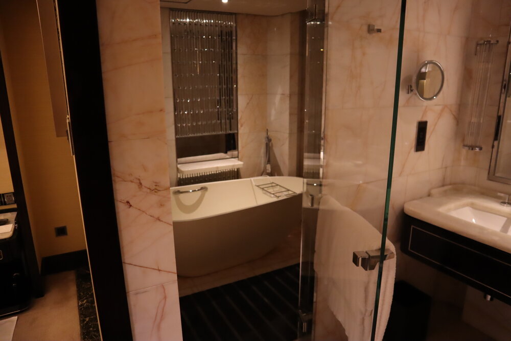 St. Regis Shenzhen – Allure Suite shower and bathtub