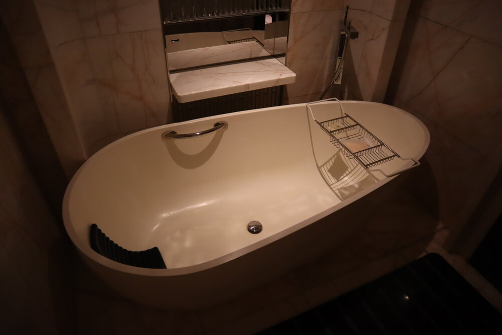 St. Regis Shenzhen – Allure Suite bathtub