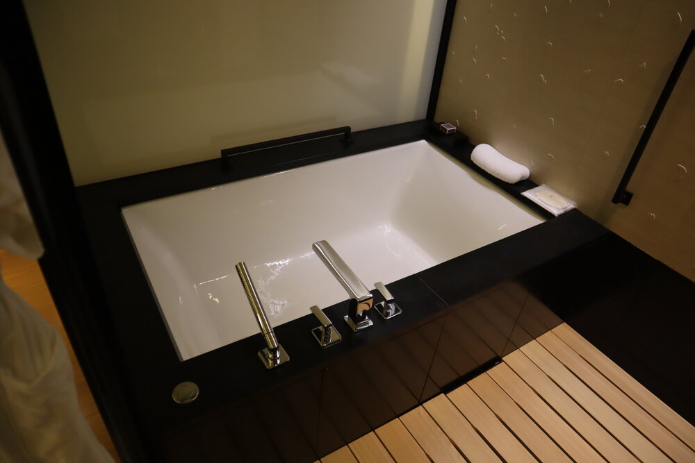 The Ritz-Carlton, Kyoto – Deluxe Kyoto Room bathtub