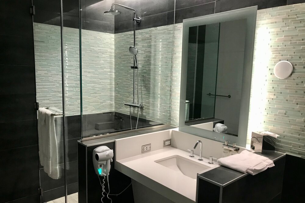 American Airlines Flagship Lounge – Shower