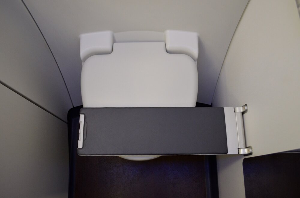 British Airways 787 business class – Restroom shoelace-tying seat