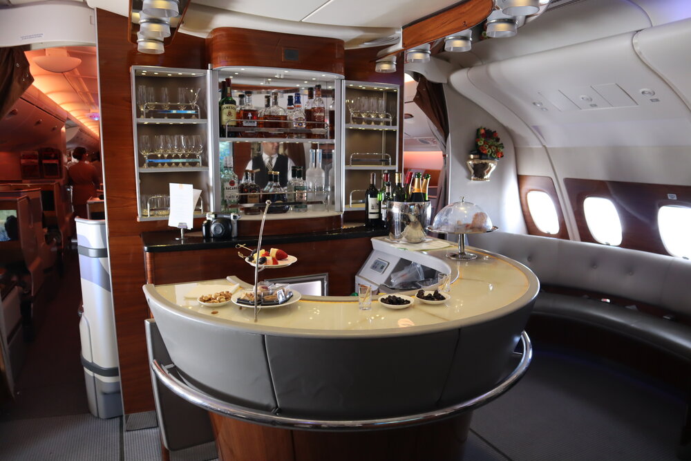 Emirates A380 First Class – Bar &amp; lounge