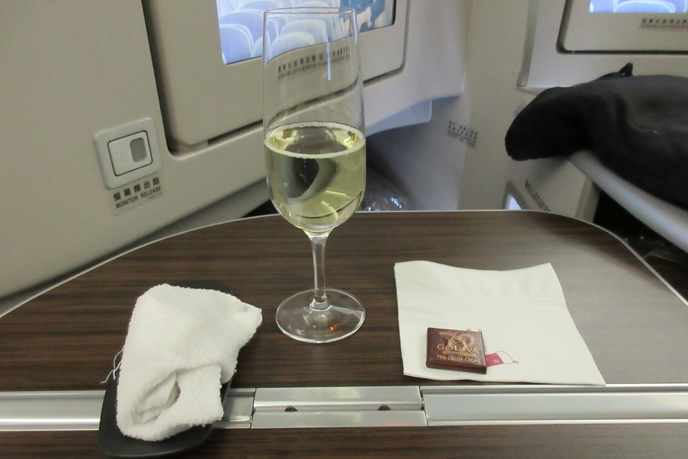 EVA Air business class Toronto to Taipei – Welcome champagne