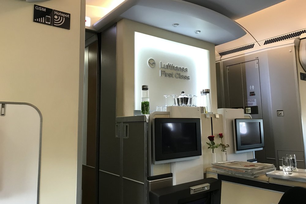 Lufthansa First Class – Forward bar setup