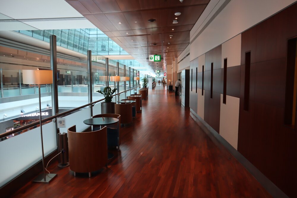 Emirates First Class Lounge Dubai (Concourse B) – Hallway