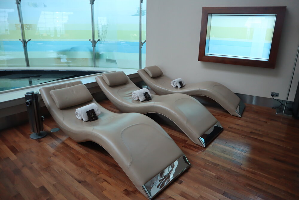 Emirates First Class Lounge Dubai (Concourse B) – Lounge chairs