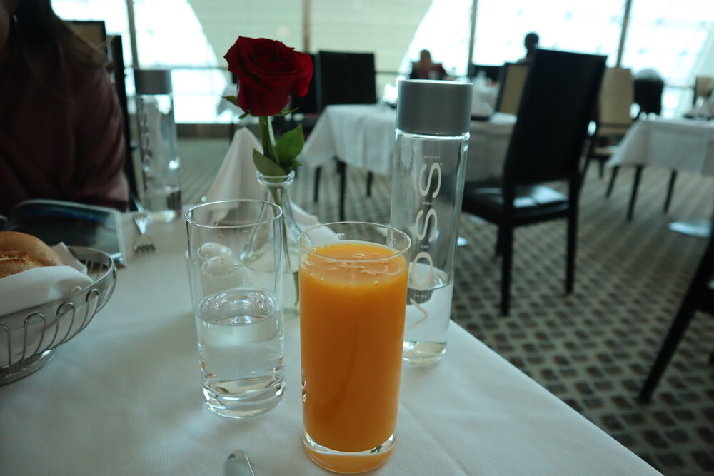 Emirates First Class Lounge Dubai (Concourse B) – Mango juice