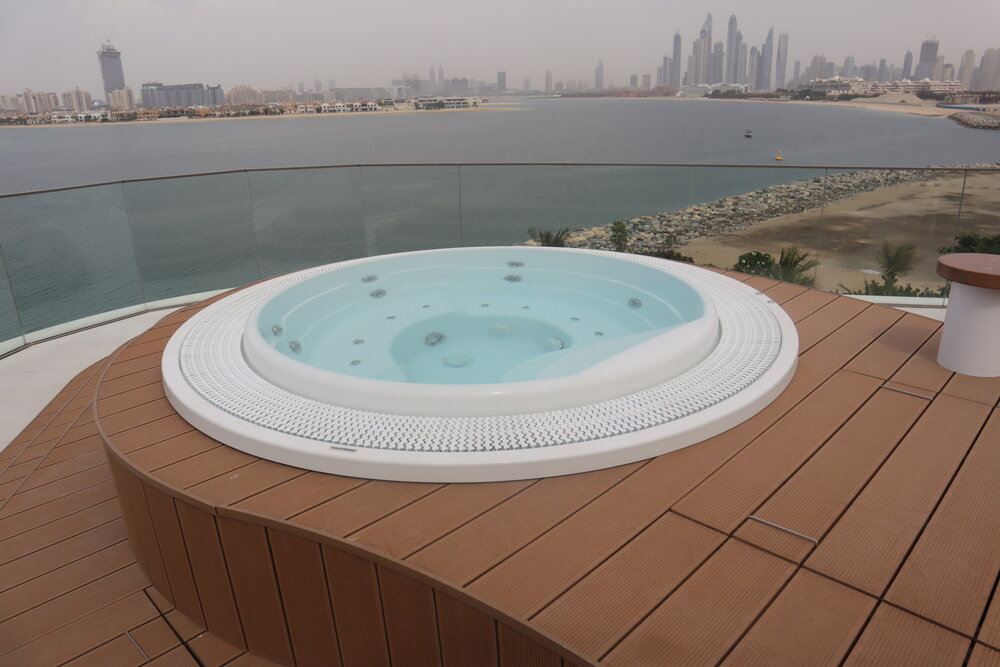 W Dubai The Palm – Marvelous Suite whirlpool