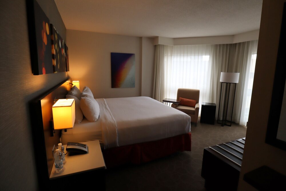 Delta Montreal – Club King Room bedroom