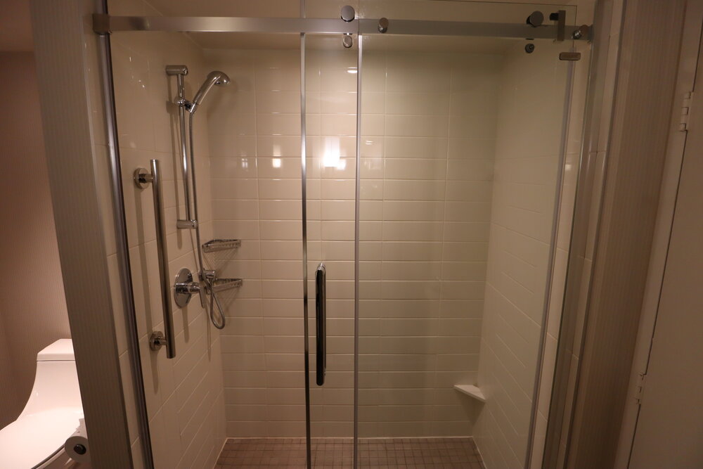 Delta Montreal – Club King Room shower