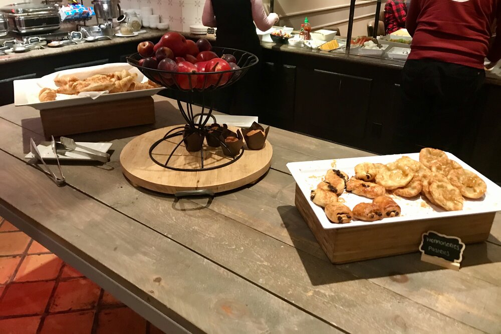 Delta Montreal – Aroma restaurant breakfast spread