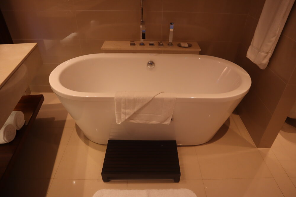 JW Marriott Marquis Dubai – Seaview King Room bathtub