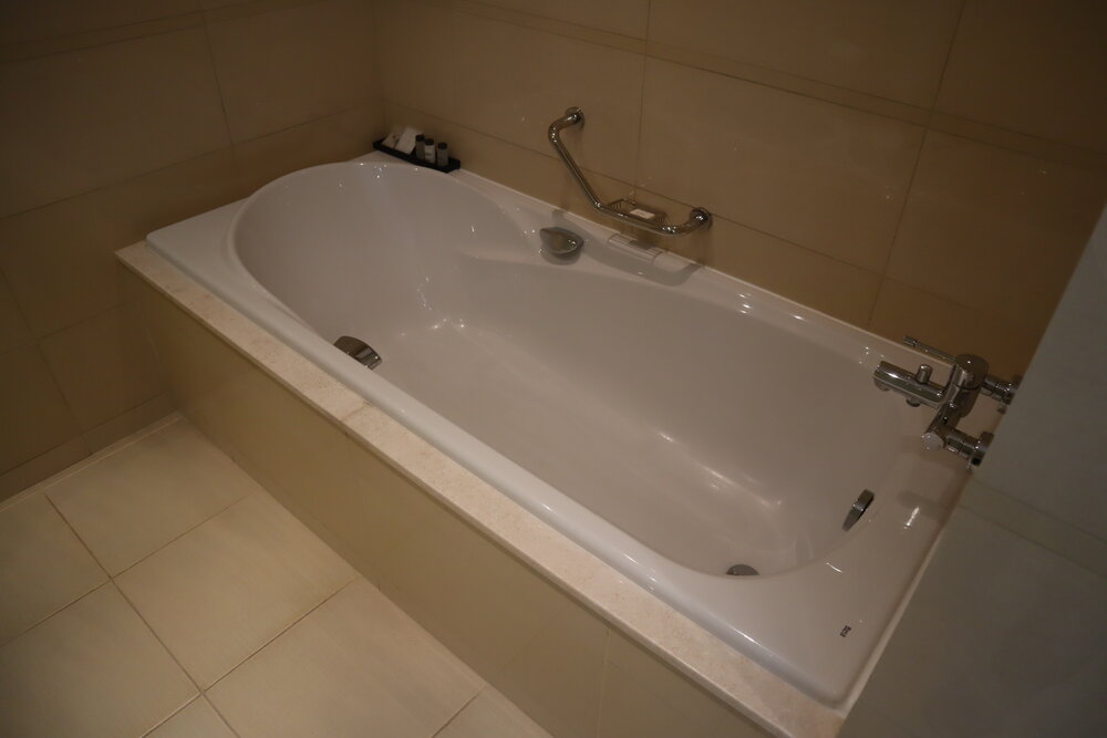 Sheraton Oman – Studio Suite bathtub