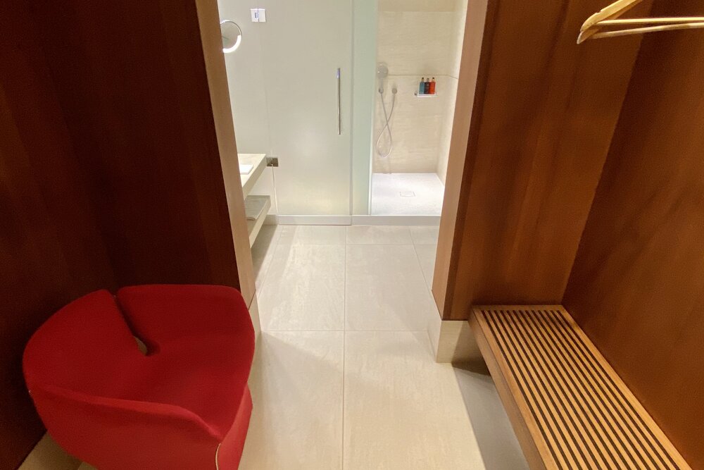 Qatar Airways Arrivals Lounge Doha – Shower room