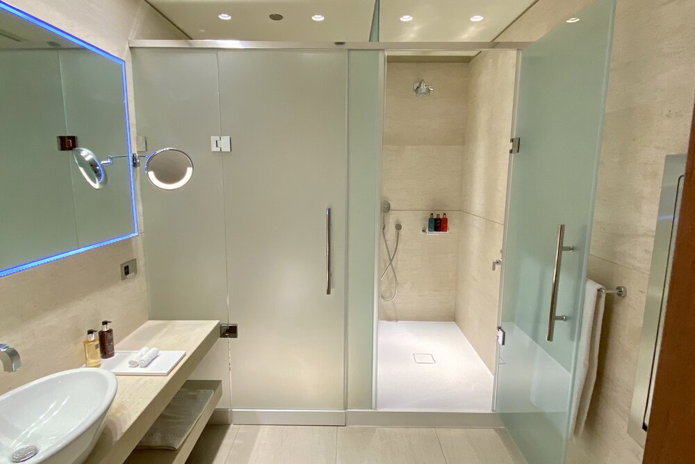 Qatar Airways Arrivals Lounge Doha – Shower room