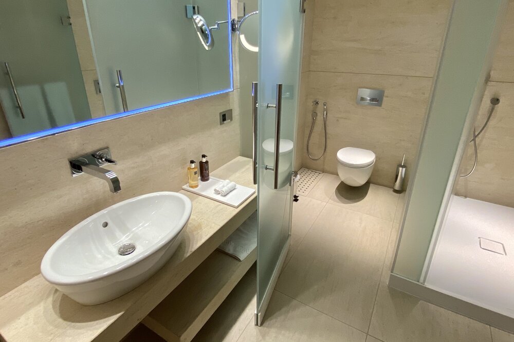 Qatar Airways Arrivals Lounge Doha – Shower room