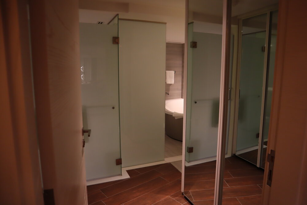 W Amman – Cool Corner Suite closet and bathroom