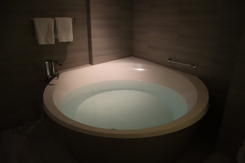 W Amman – Cool Corner Suite bathtub