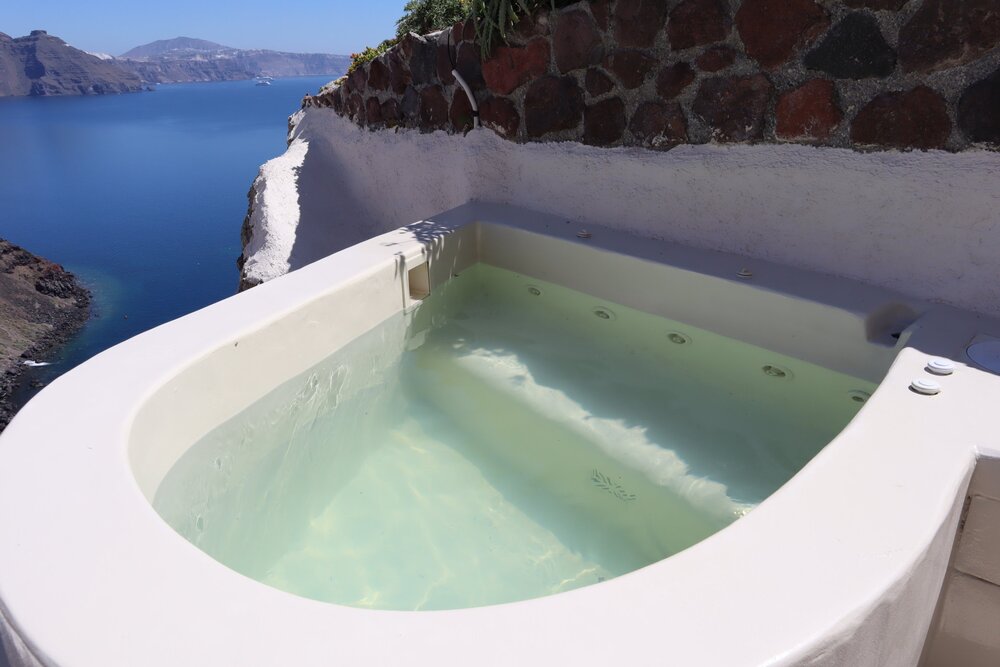 Mystique Santorini – Wet Allure Suite whirlpool