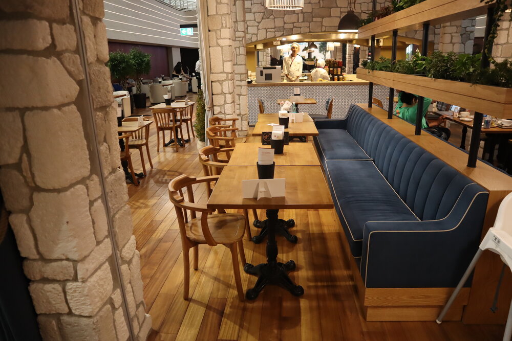 Turkish Airlines Business Lounge Istanbul – Dining area