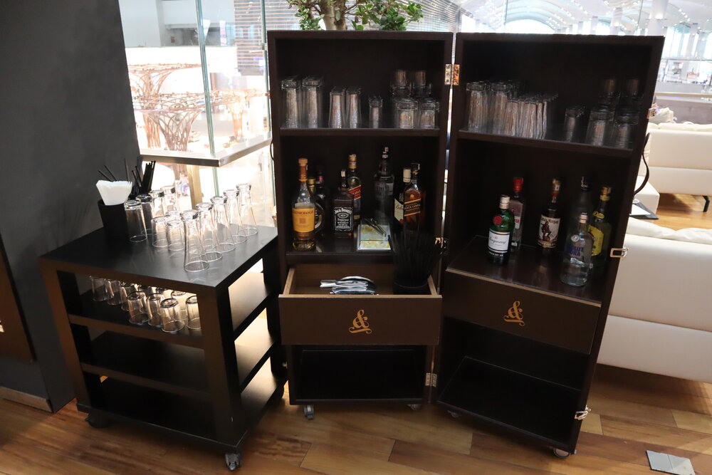 Turkish Airlines Business Lounge Istanbul – Self-serve liquor cart