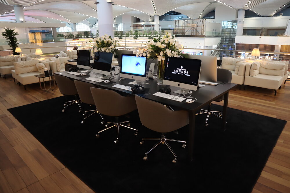 Turkish Airlines Business Lounge Istanbul – Computer workstation