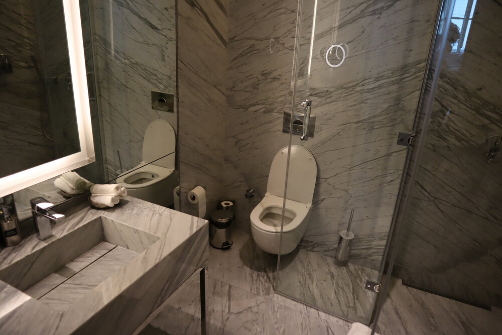 Turkish Airlines Business Lounge Istanbul – Shower room