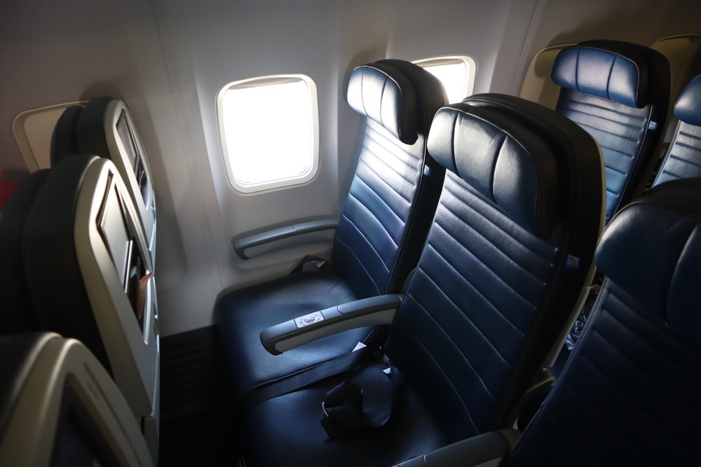 United 737 economy class – Seat 27F