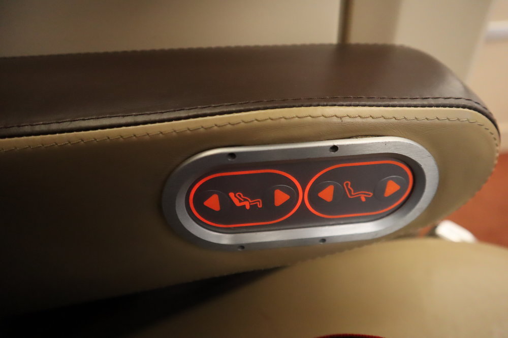 Singapore Airlines Suites Class – Seat controls