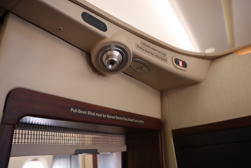 Singapore Airlines Suites Class – Pull-down blinds