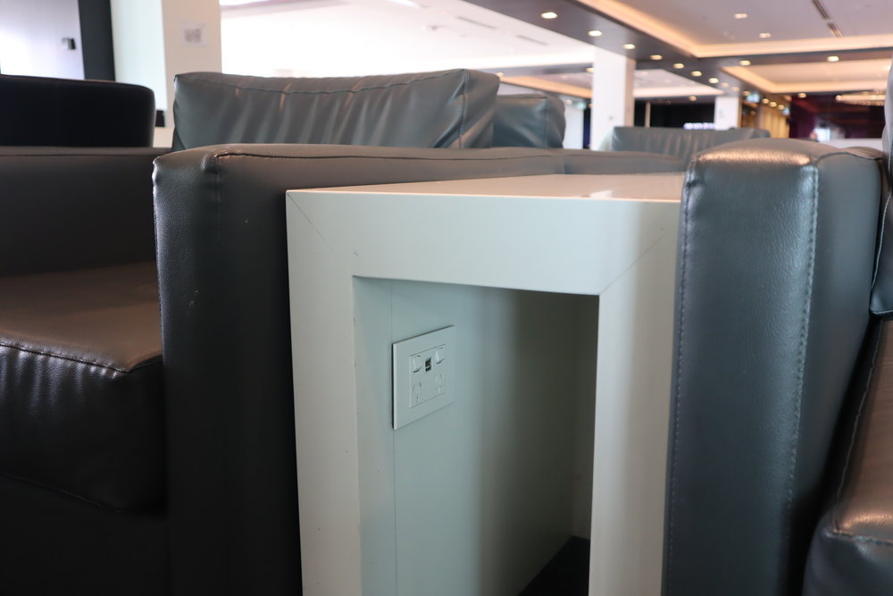 Air New Zealand Lounge Auckland – USB and power ports