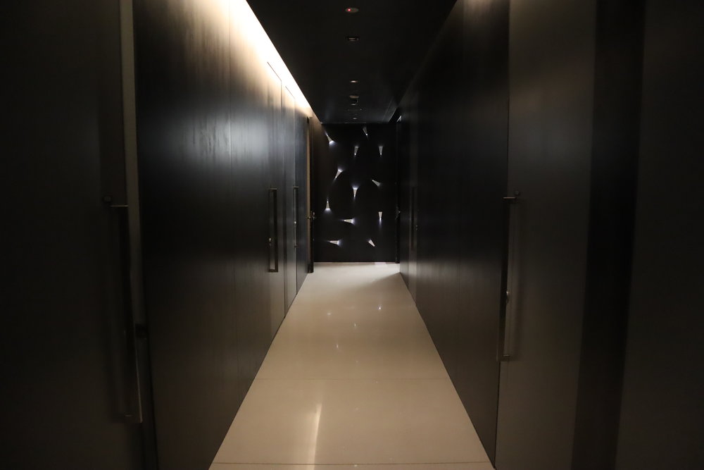 Air New Zealand Lounge Auckland – Hallway to showers