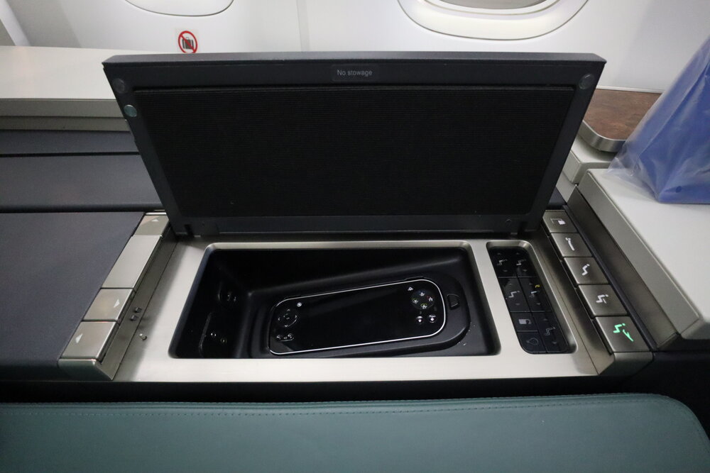 Korean Air 747 First Class – Entertainment controller &amp; seat controls