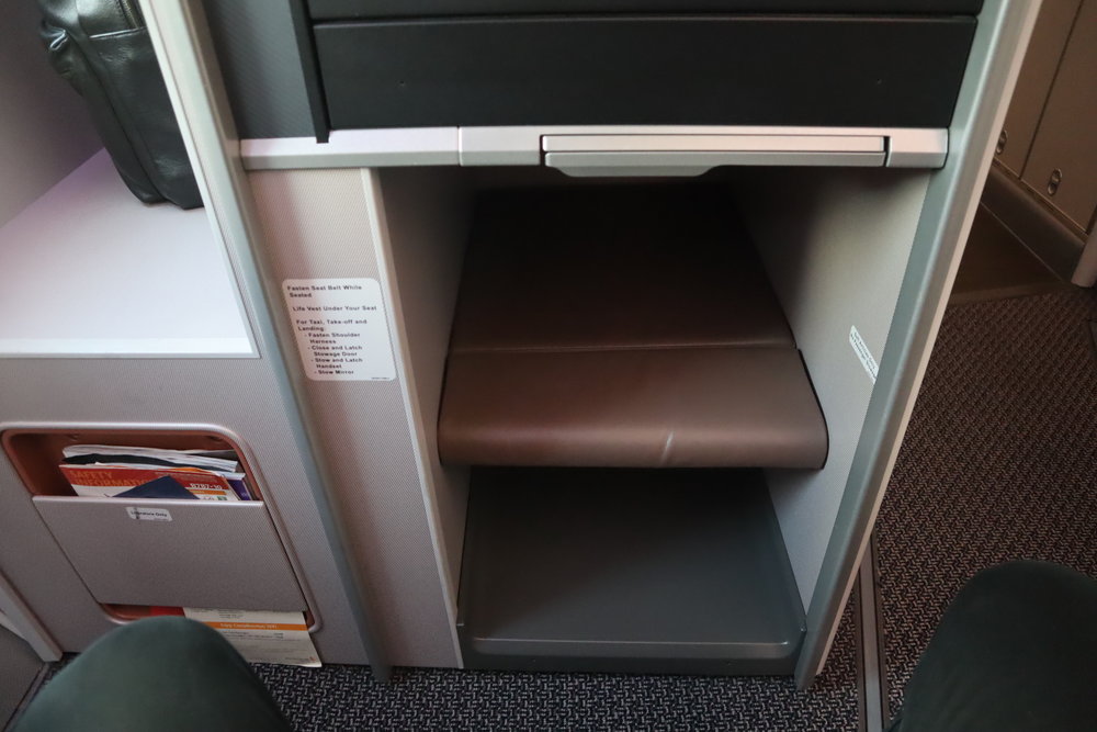 Singapore Airlines 787-10 business class – Footwell