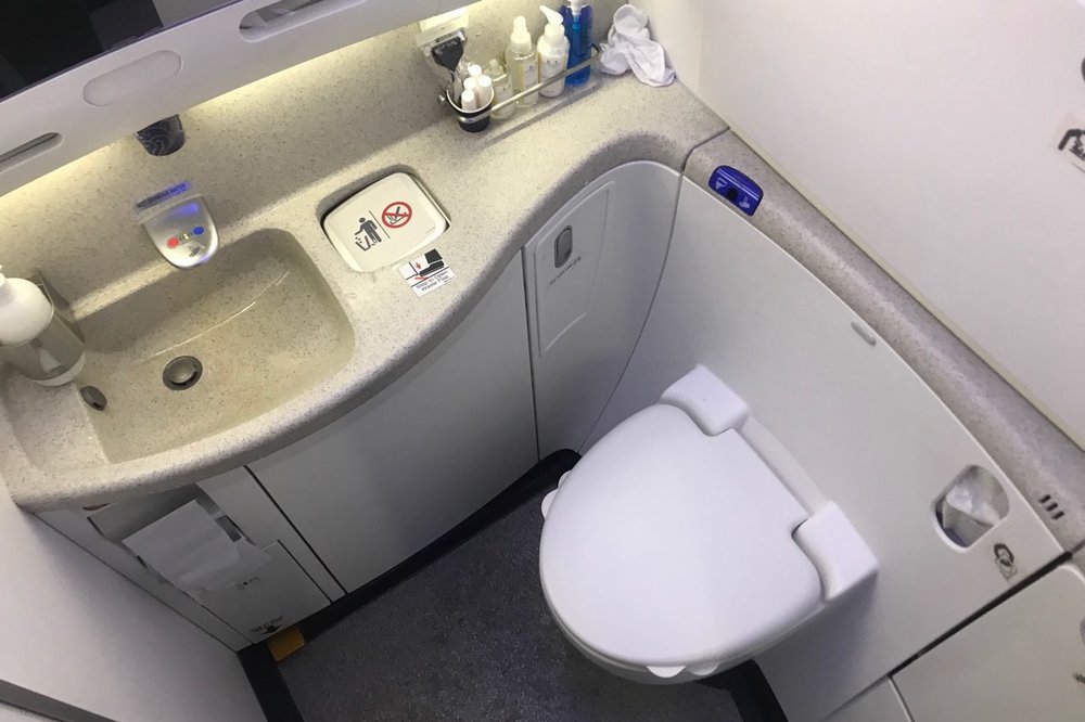 Singapore Airlines 787-10 business class – Restroom